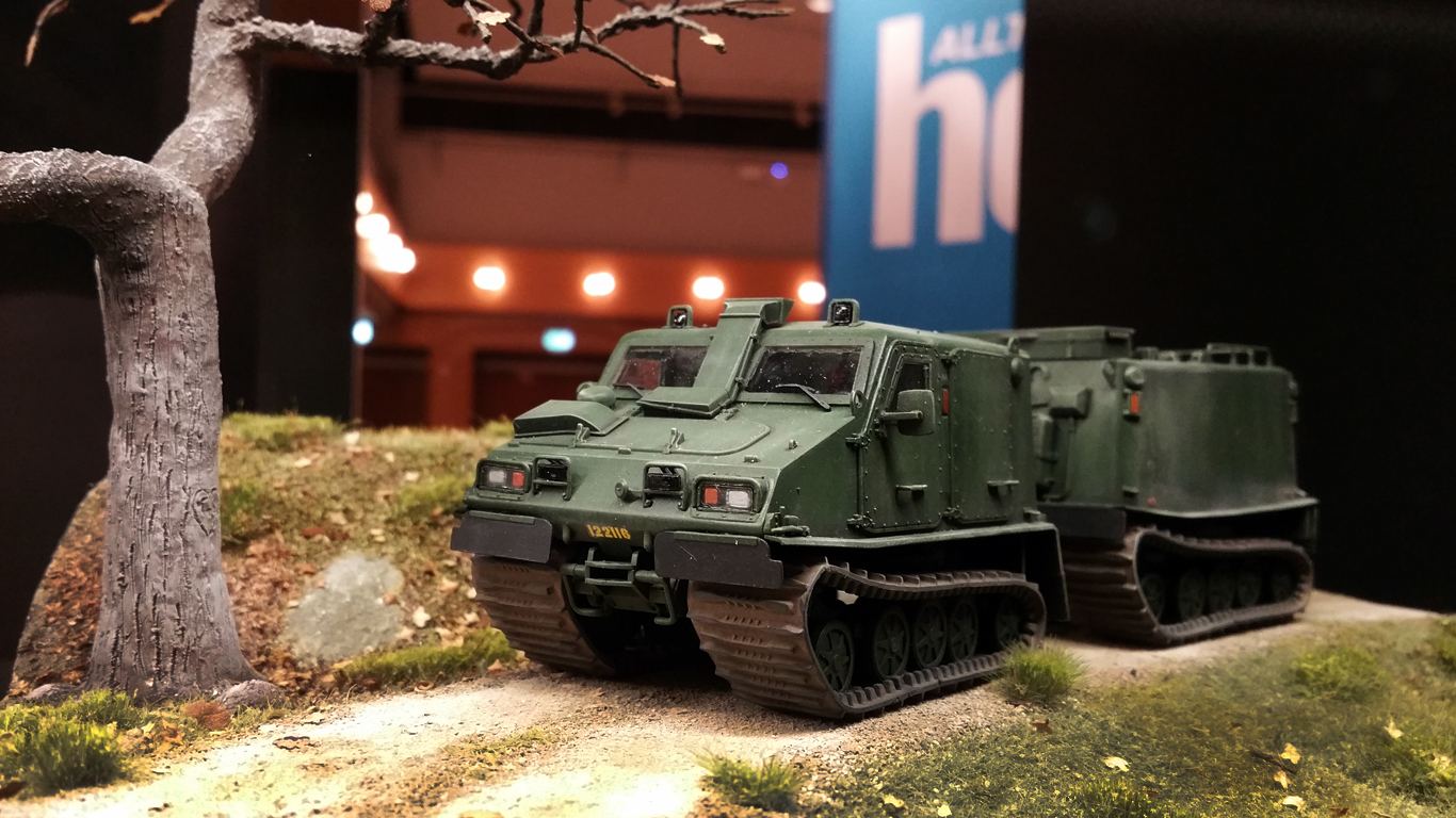 En omsorgsfullt byggd bandvagn i en diorama i Allt om Hobby's monter.