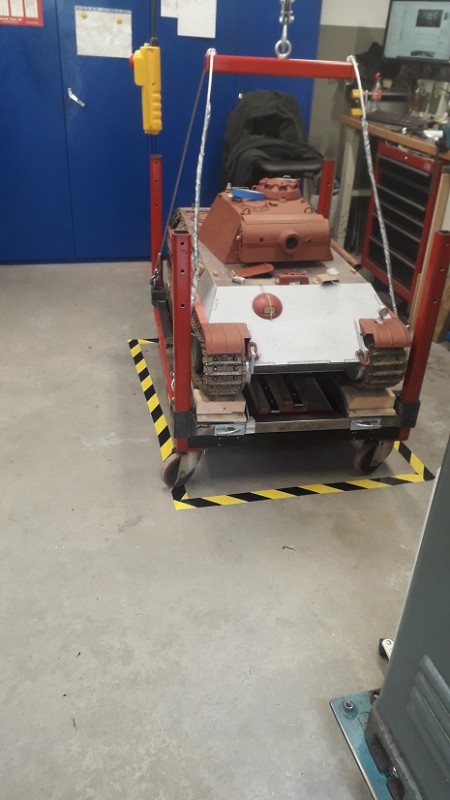 Plocka bort den övre arbetsbänken fäst lyft dornet